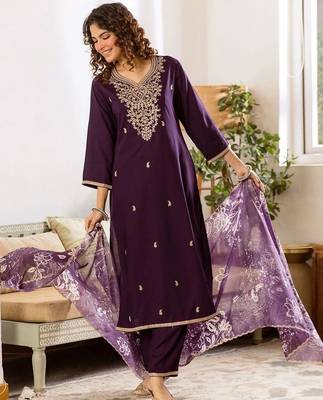 women ethnic motifs embroidered regular thread work kurta with trousers & with dupatta 3