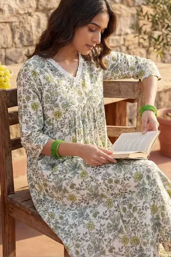 women floral printed empire cotton kurta with trousers & with dupatta