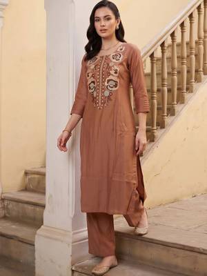 women floral embroidered regular thread work kurta with trousers 1