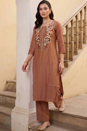 women floral embroidered regular thread work kurta with trousers