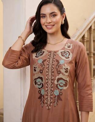 women floral embroidered regular thread work kurta with trousers 2