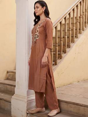 women floral embroidered regular thread work kurta with trousers 3