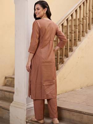 women floral embroidered regular thread work kurta with trousers 4