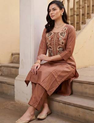 women floral embroidered regular thread work kurta with trousers 5