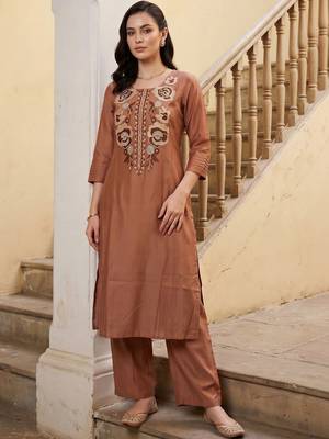 women floral embroidered regular thread work kurta with trousers 6