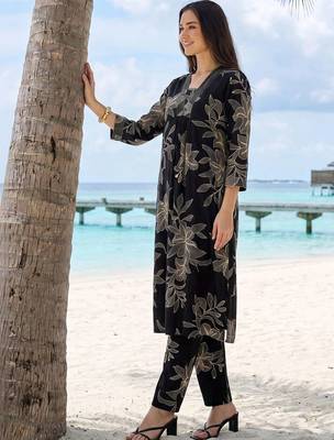 women floral printed regular kurta with trousers 3