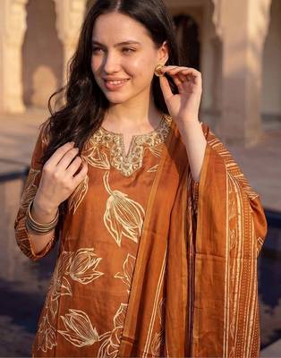 women floral printed regular thread work kurta with trousers & with dupatta 2