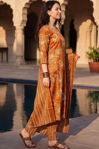 women floral printed regular thread work kurta with trousers & with dupatta