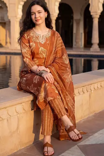 women floral printed regular thread work kurta with trousers & with dupatta