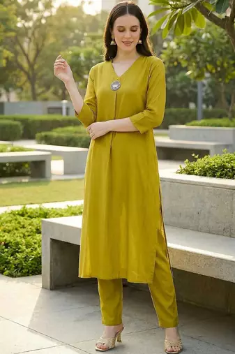 women regular liva kurta with trousers