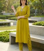 women regular liva kurta with trousers