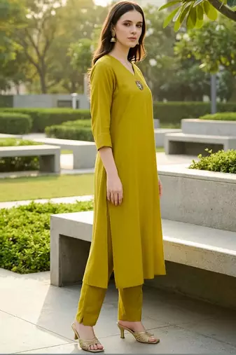women regular liva kurta with trousers