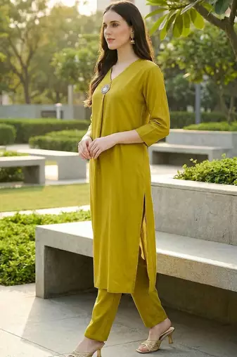 women regular liva kurta with trousers