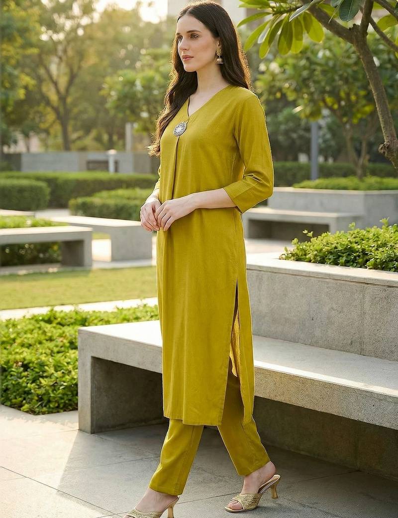 women regular liva kurta with trousers