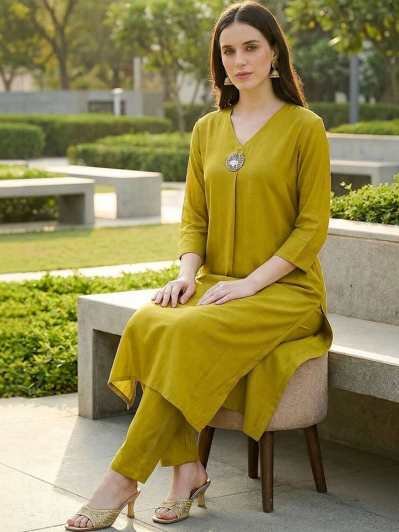 women regular liva kurta with trousers