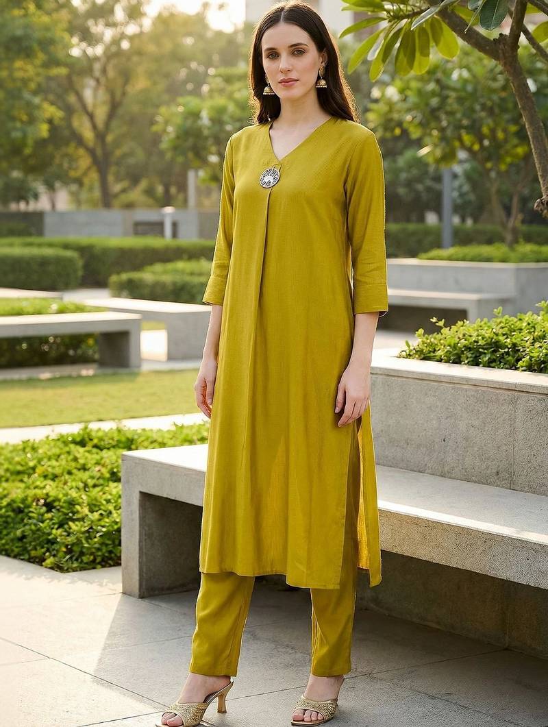 women regular liva kurta with trousers