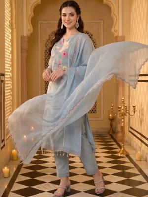 women ethnic motifs embroidered regular thread work kurta with trousers & with dupatta 1