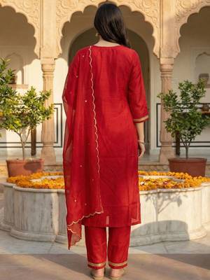 women ethnic motifs embroidered regular liva kurta with trousers & with dupatta 4
