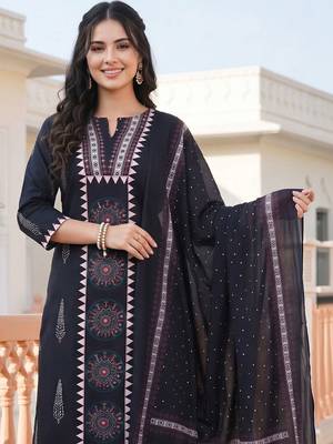 women ethnic motifs printed regular cotton kurta with trousers & with dupatta 2
