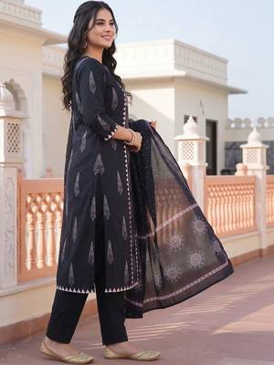 women ethnic motifs printed regular cotton kurta with trousers & with dupatta 3