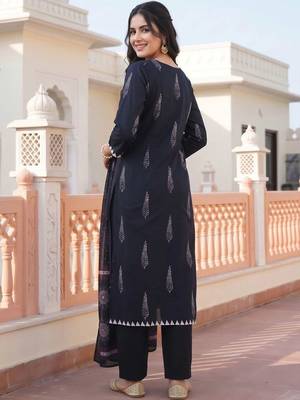 women ethnic motifs printed regular cotton kurta with trousers & with dupatta 4