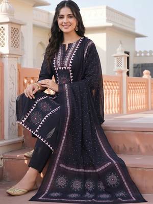 women ethnic motifs printed regular cotton kurta with trousers & with dupatta 5