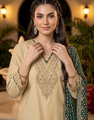 women ethnic motifs embroidered regular thread work kurta with trousers & with dupatta 2