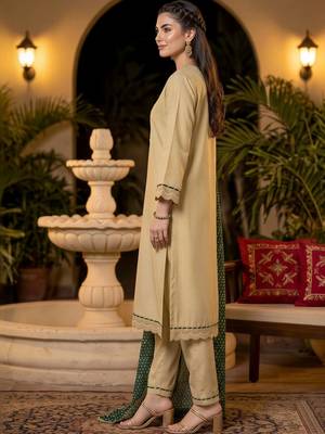women ethnic motifs embroidered regular thread work kurta with trousers & with dupatta 3