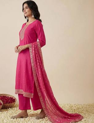 women ethnic motifs embroidered regular kurta with trousers & with dupatta 3