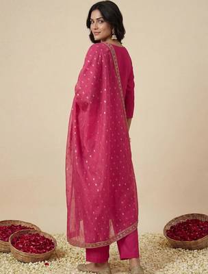 women ethnic motifs embroidered regular kurta with trousers & with dupatta 4