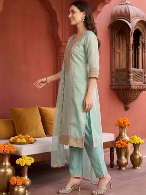 women ethnic motifs embroidered regular kurta with trousers & with dupatta 3