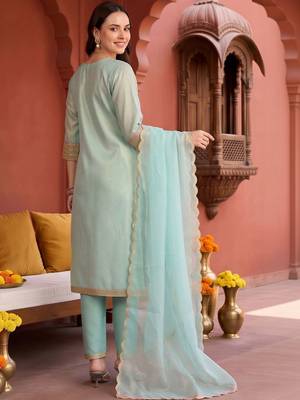women ethnic motifs embroidered regular kurta with trousers & with dupatta 4