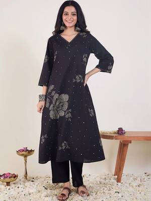 women floral printed regular cotton kurta with trousers 1