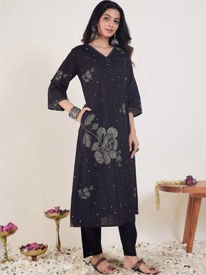 women floral printed regular cotton kurta with trousers 6