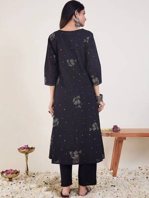 women floral printed regular cotton kurta with trousers 7