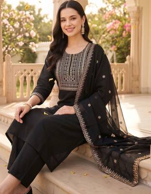 women ethnic motifs embroidered regular thread work kurta with trousers & with dupatta 5
