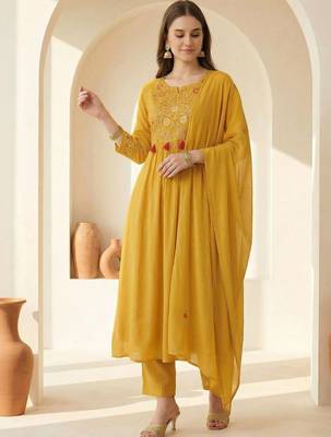 women floral embroidered regular thread work kurta with trousers & with dupatta 2