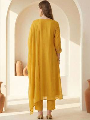women floral embroidered regular thread work kurta with trousers & with dupatta 3