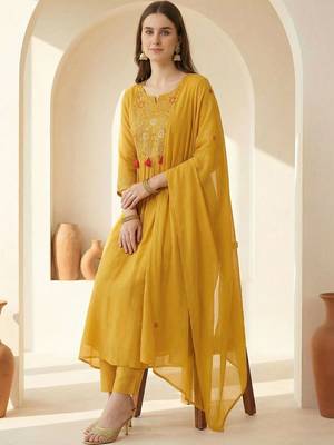 women floral embroidered regular thread work kurta with trousers & with dupatta 4