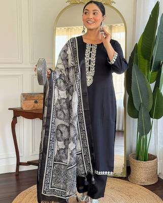 women ethnic motifs embroidered regular thread work kurta with trousers & with dupatta 4