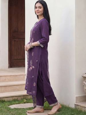 women floral embroidered regular thread work kurta with trousers & with dupatta 3