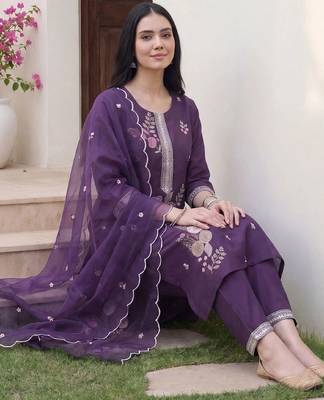 women floral embroidered regular thread work kurta with trousers & with dupatta 5