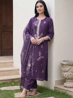 women floral embroidered regular thread work kurta with trousers & with dupatta 6