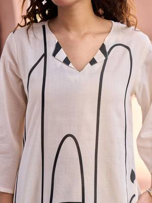 women printed regular cotton kurta with trousers 3