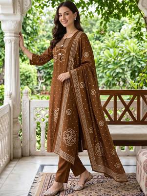 women ethnic motifs printed regular cotton kurta with trousers & with dupatta 3