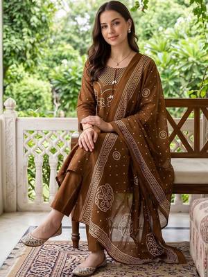 women ethnic motifs printed regular cotton kurta with trousers & with dupatta 5