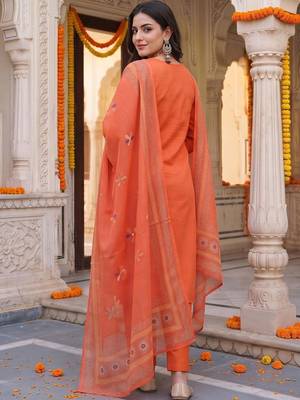 women ethnic motifs regular cotton kurta with trousers & with dupatta 4