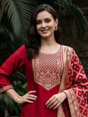women ethnic motifs embroidered regular kurta with trousers & with dupatta 2