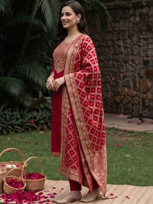 women ethnic motifs embroidered regular kurta with trousers & with dupatta 3