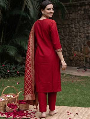 women ethnic motifs embroidered regular kurta with trousers & with dupatta 4